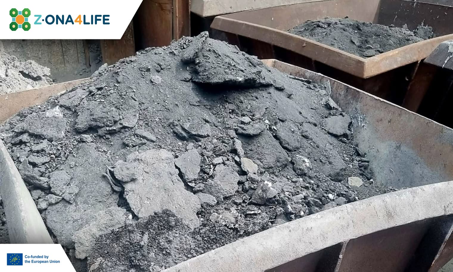 Reuse hazardous aluminium waste for selective soil remediation