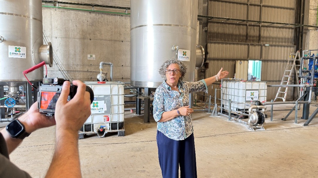 Aurora López-Delgado presenting in the pilot plant