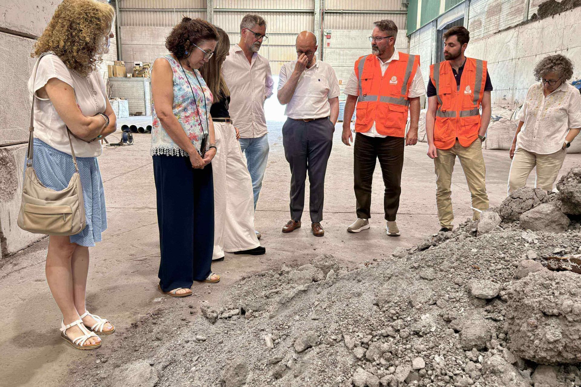 Consortium visiting the pilot plant