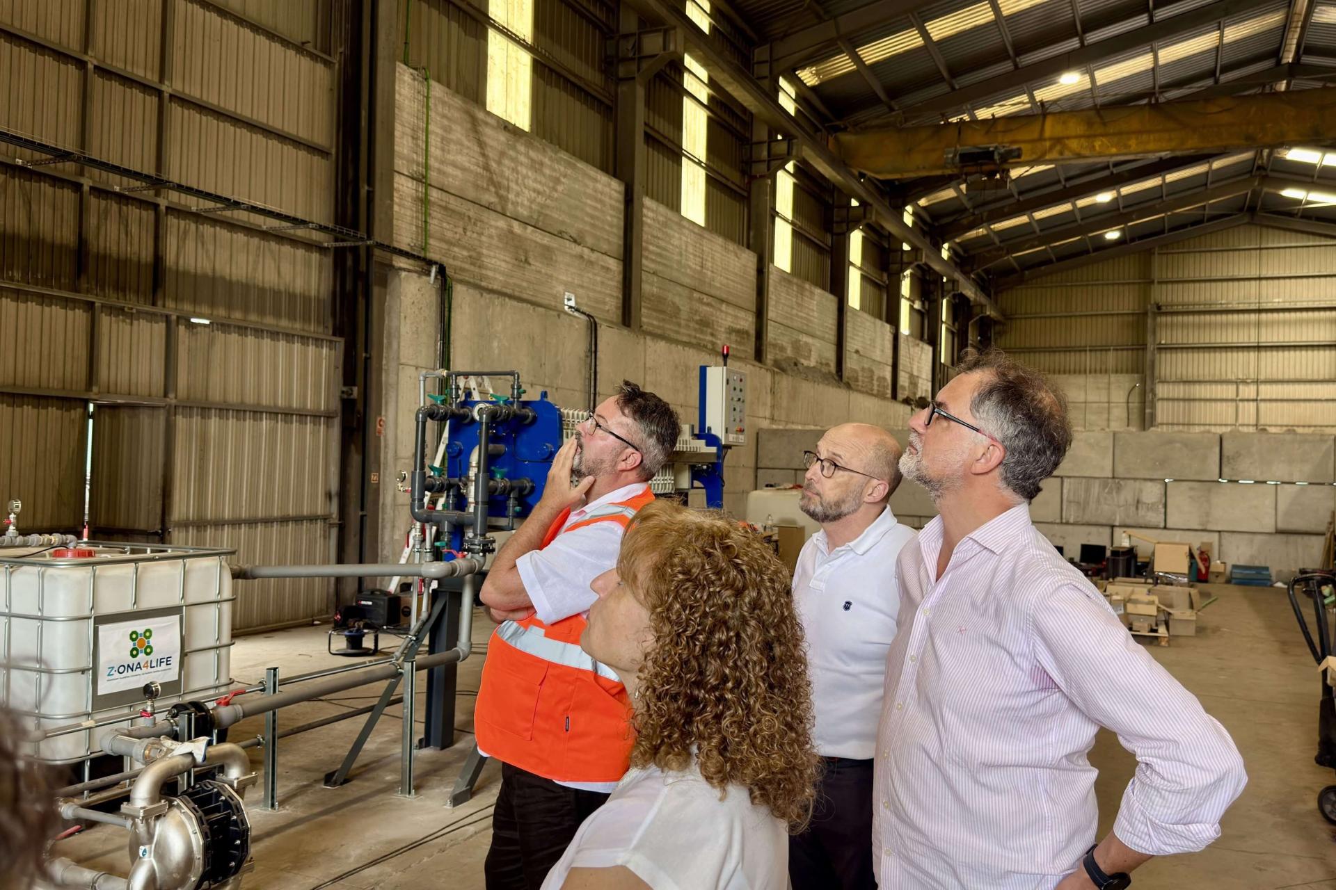 People watching the pilot plant infrastructure